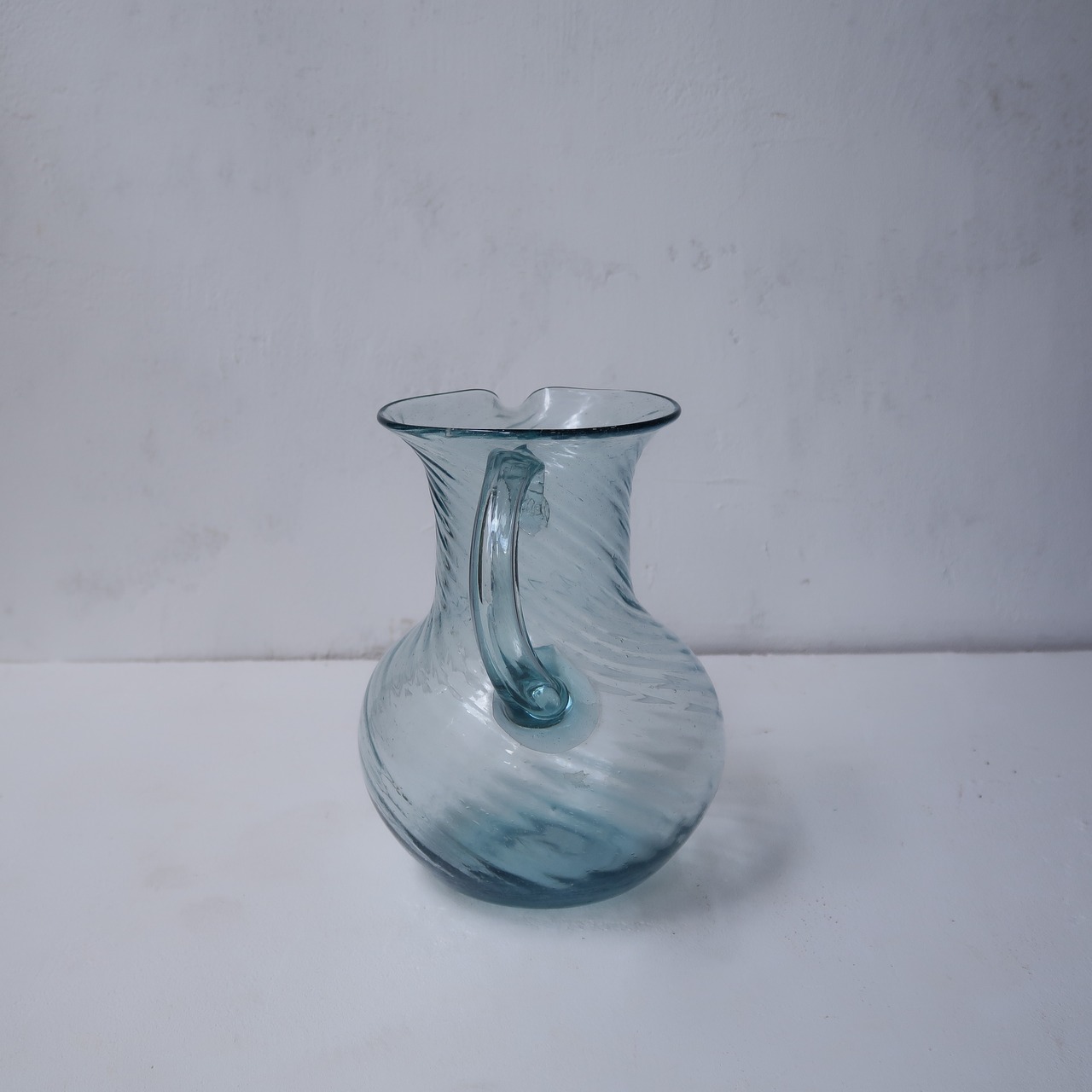 水色のゆらゆらピッチャー