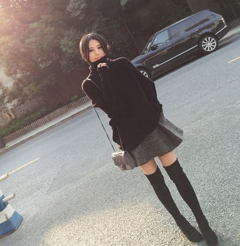 黒の刺繍ハイネックトップスとミニスカートセット 今季トレンド セットアップ ツーピース ニット ハイネック ミニ