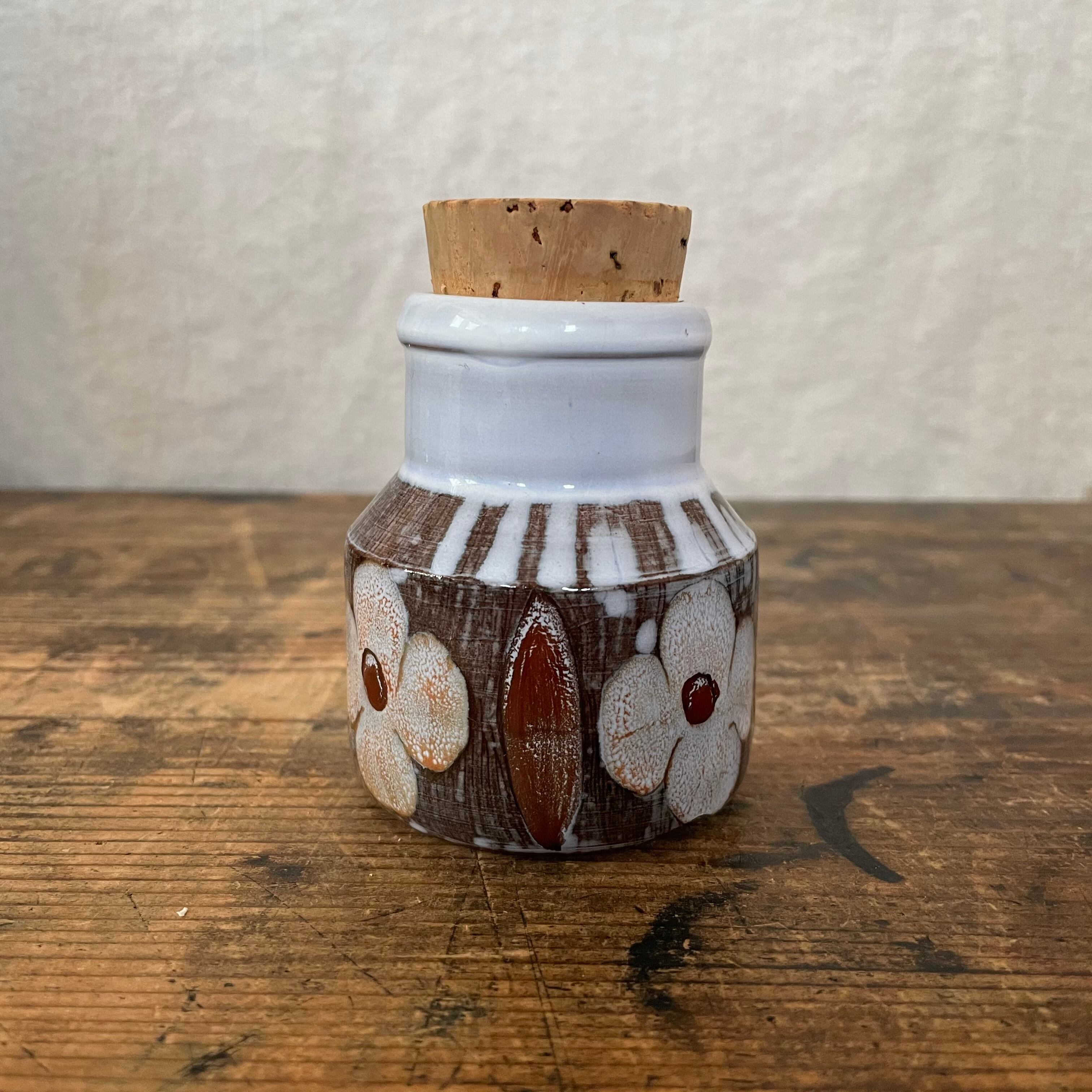 花模様のスパイスボトル