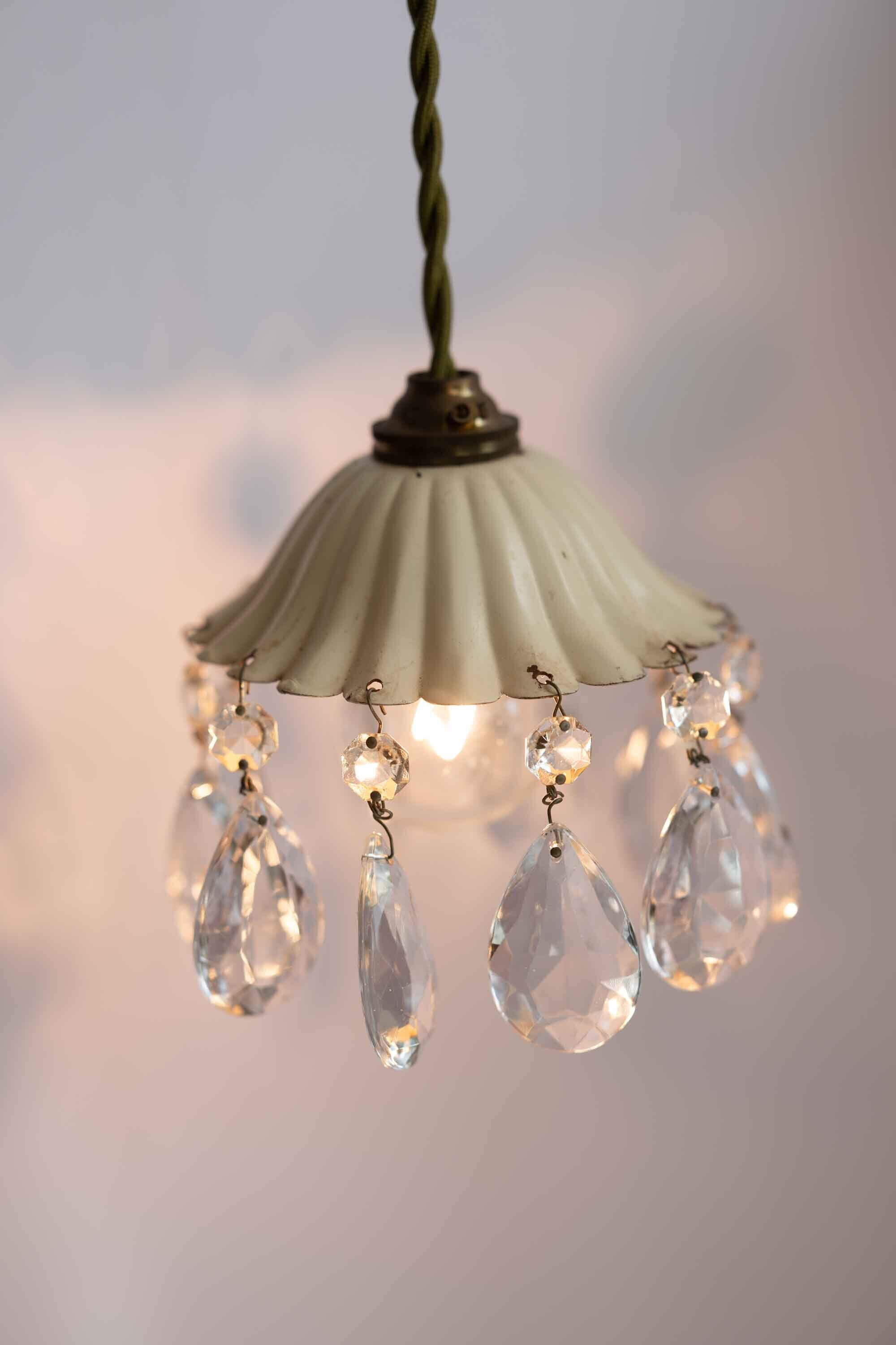 珍しいホーロー製のミニシャンデリア シェイドのフォルムも大変エレガントです。