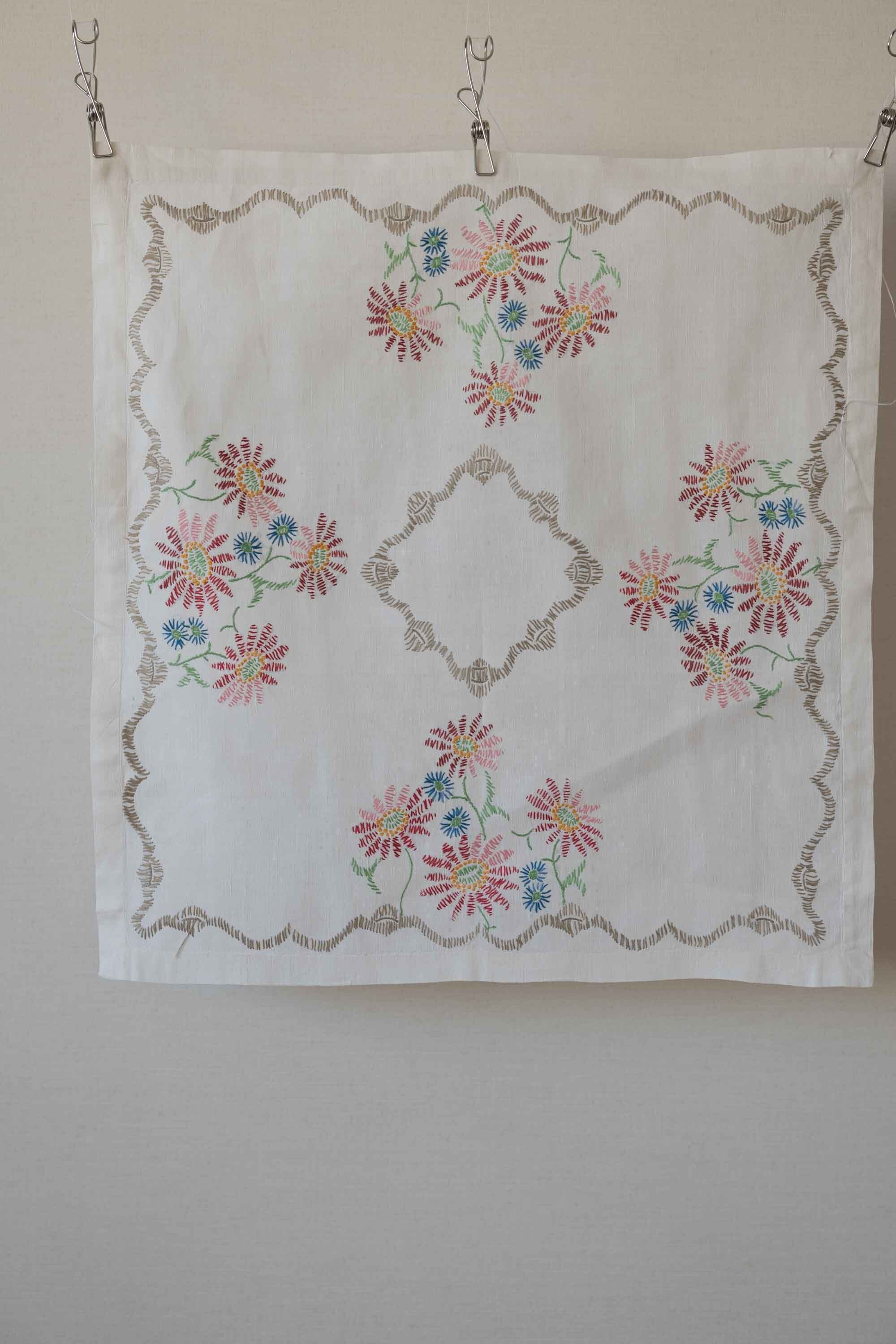 ステッチに個性があります！　お花とラインがとても際立っています！北欧仕入れ