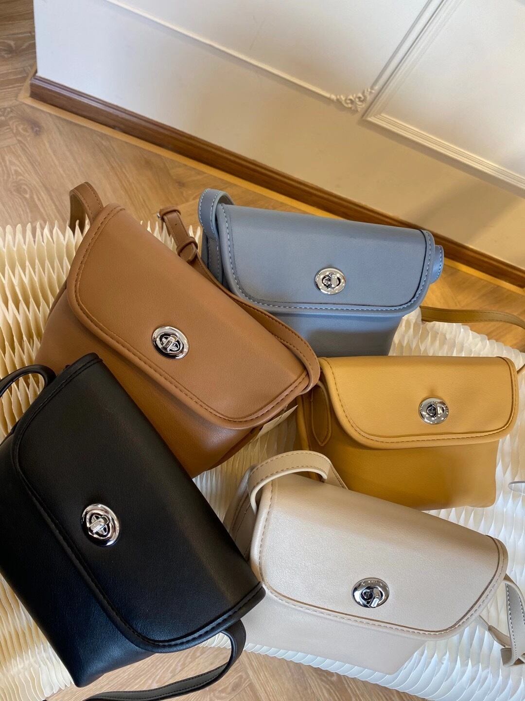 フラップショルダーバッグ