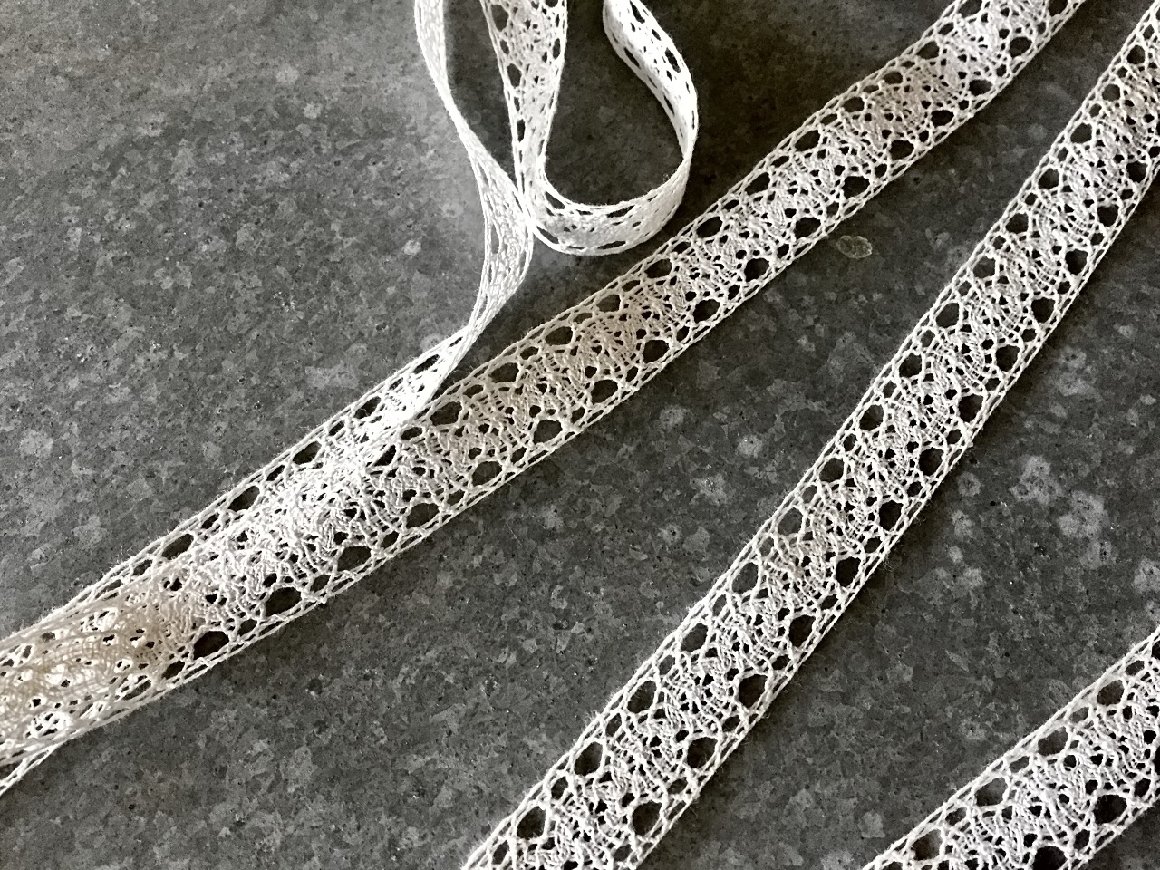 フランス 100x1.8c 小さなお目目とアンティークレース  r50mn