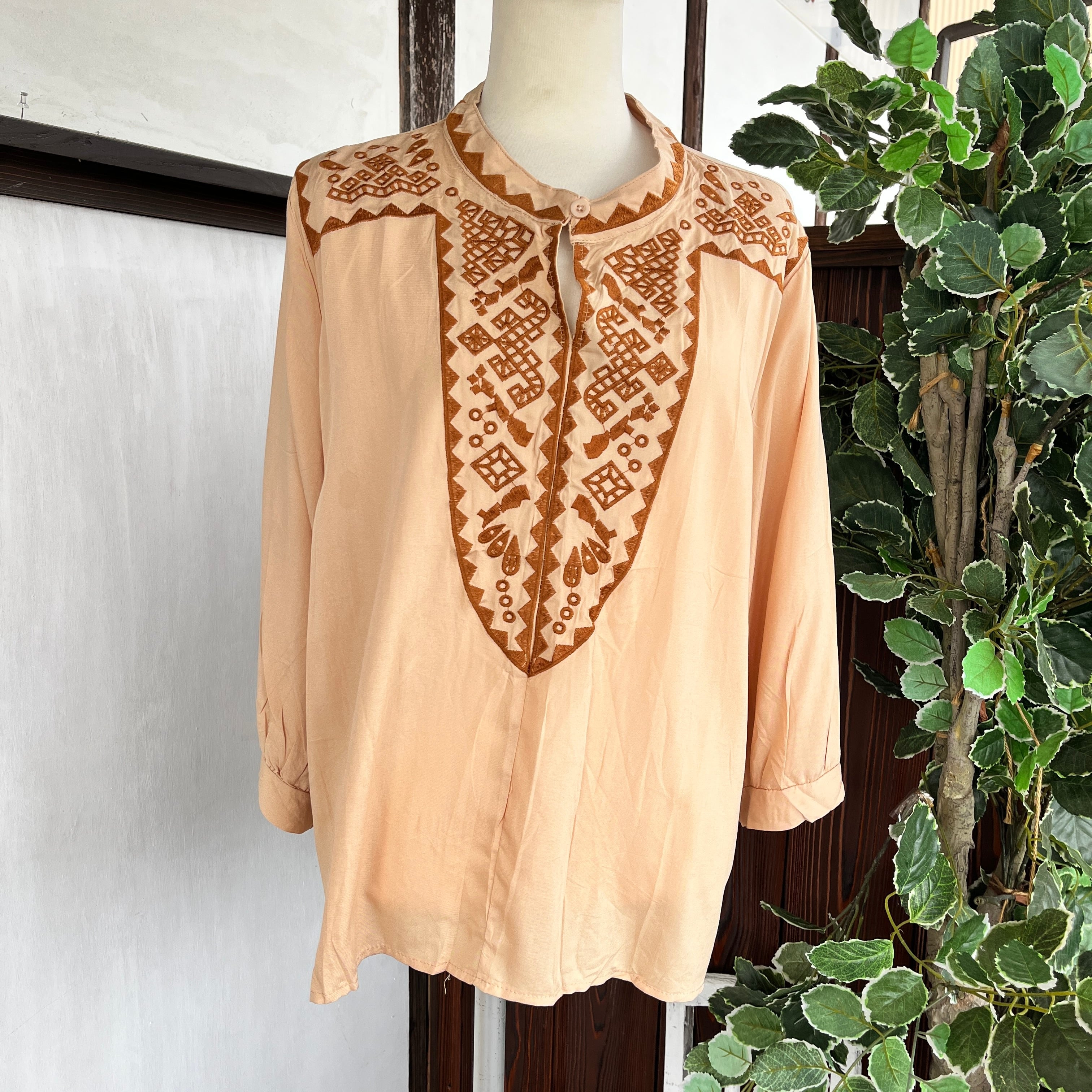 アパルトモン ボヘミアン 刺繍ブラウス この夏はアーバンボヘミアンスタイルが旬！一枚で映えるコムサマチュア