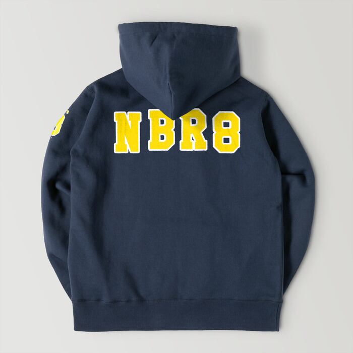 NBR8（ナンバーエイト）カレッジロゴバックビッグプリント裏起毛プルオーバーパーカー ネイビー×イエロー
