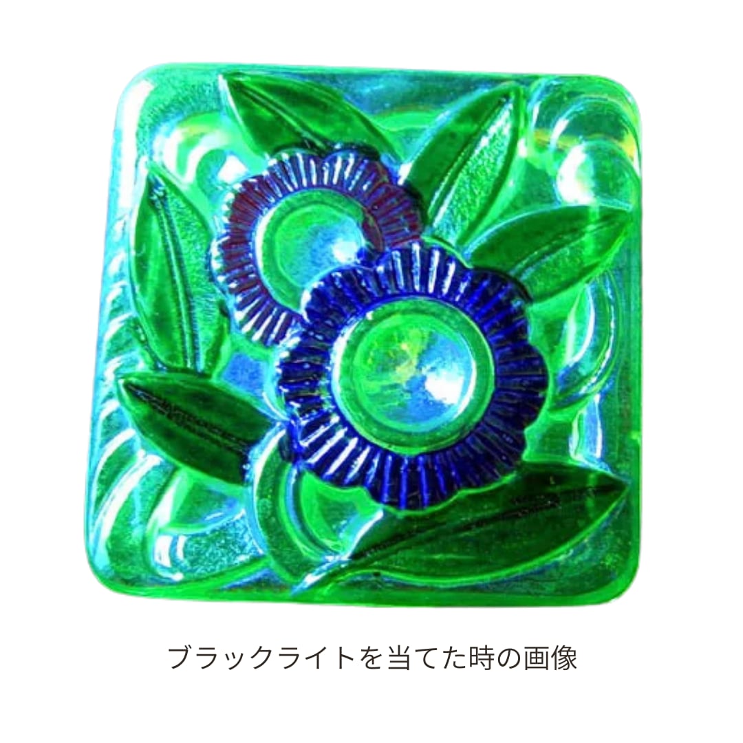 チェコガラスボタン スクエア型 ワセリン（ウラン）ガラス 26ミリ