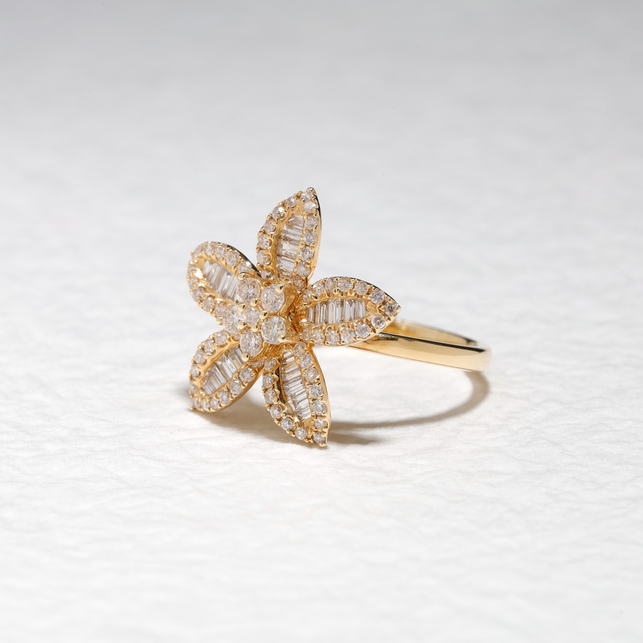 ダイヤモンド デザインリング K18 / 1.000ct