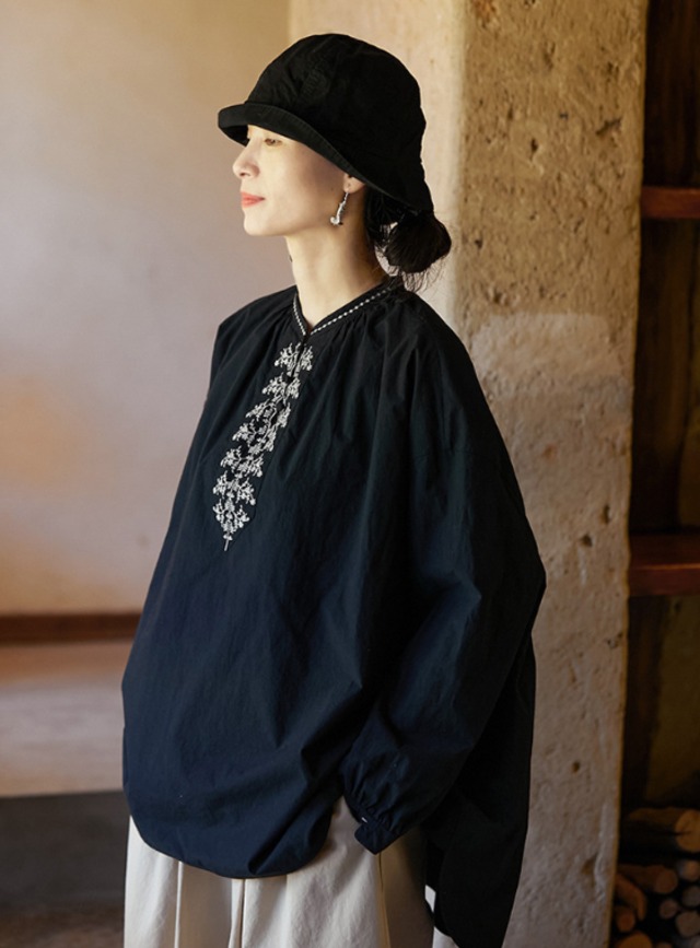 刺繍デザイン コットンブラウス ― 静かな存在感を纏う、大人ナチュラルブラウス ―