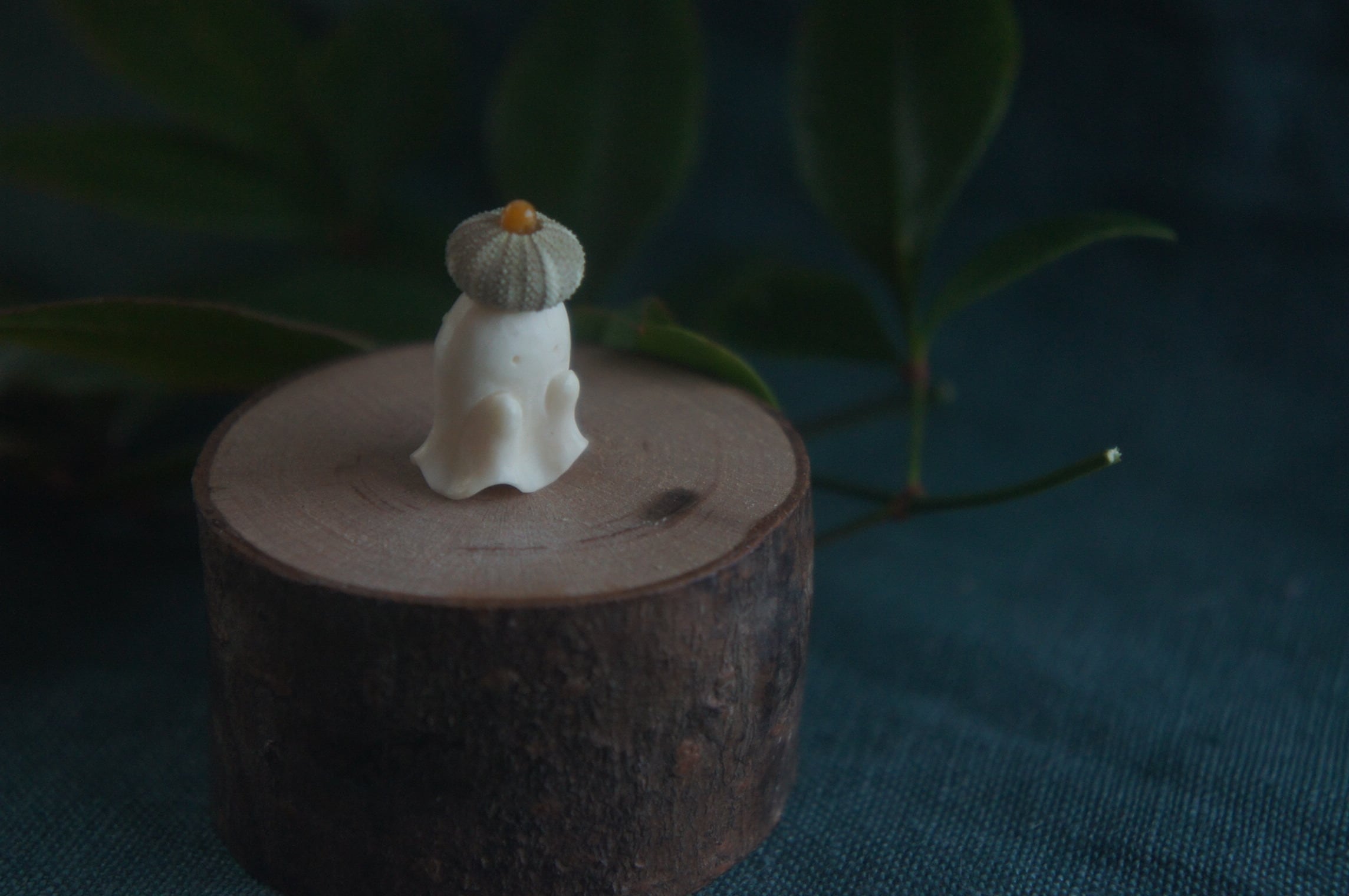 鹿角彫刻「兎角亀毛」お祈りおばけ | deer bone 