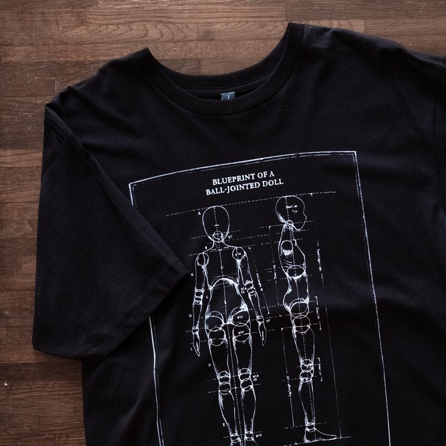 Tシャツ: 「Blueprint of a ball-jointed doll」黒