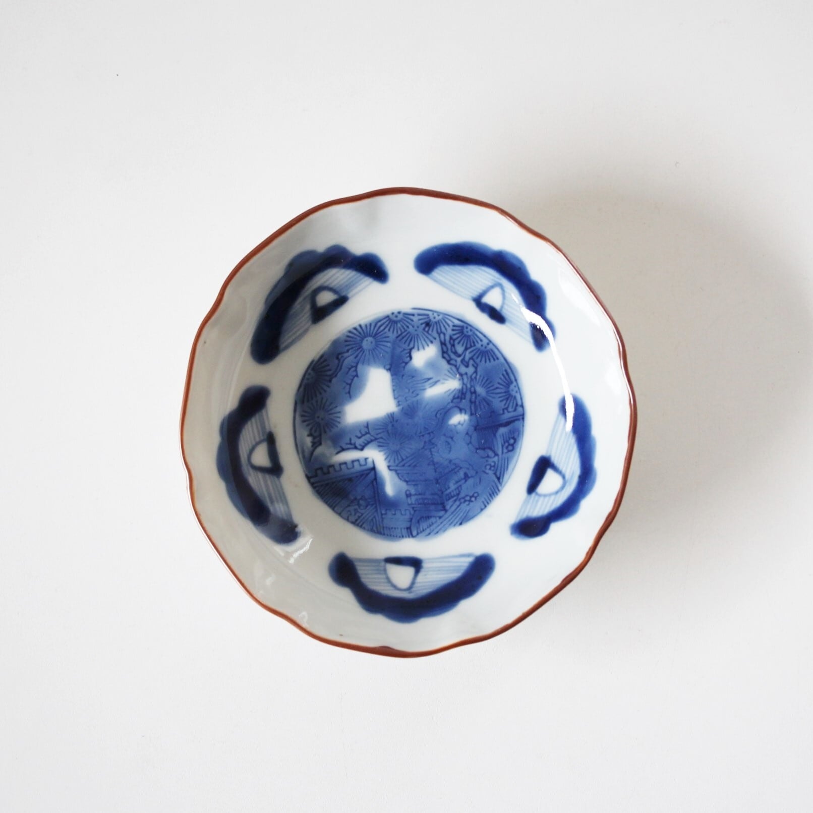 染付印刻蝶楼閣文深皿 d14.8cm Blue and White Lobed Bowl, Design of