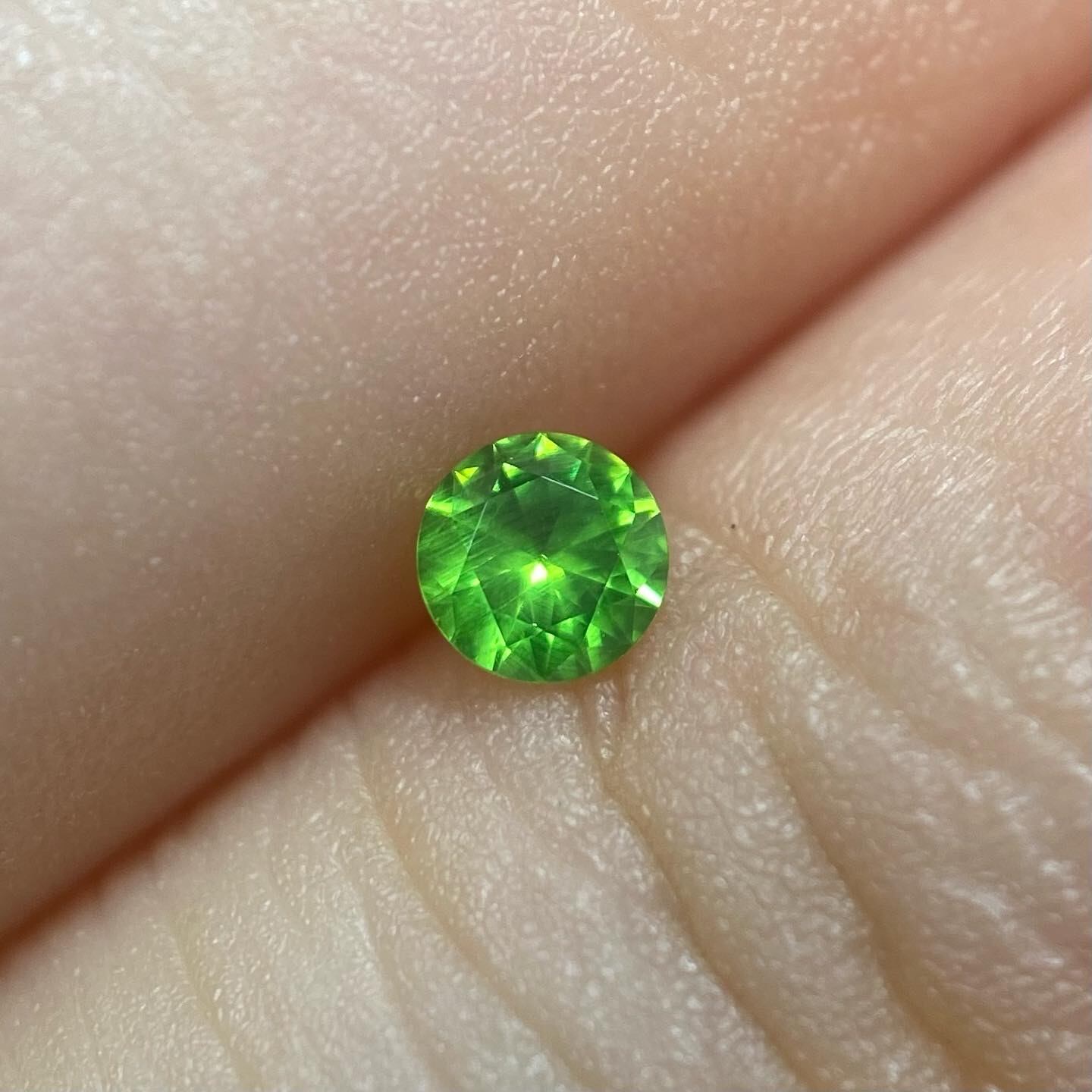 綺麗なホーステール入り ロシア産デマントイドガーネット2