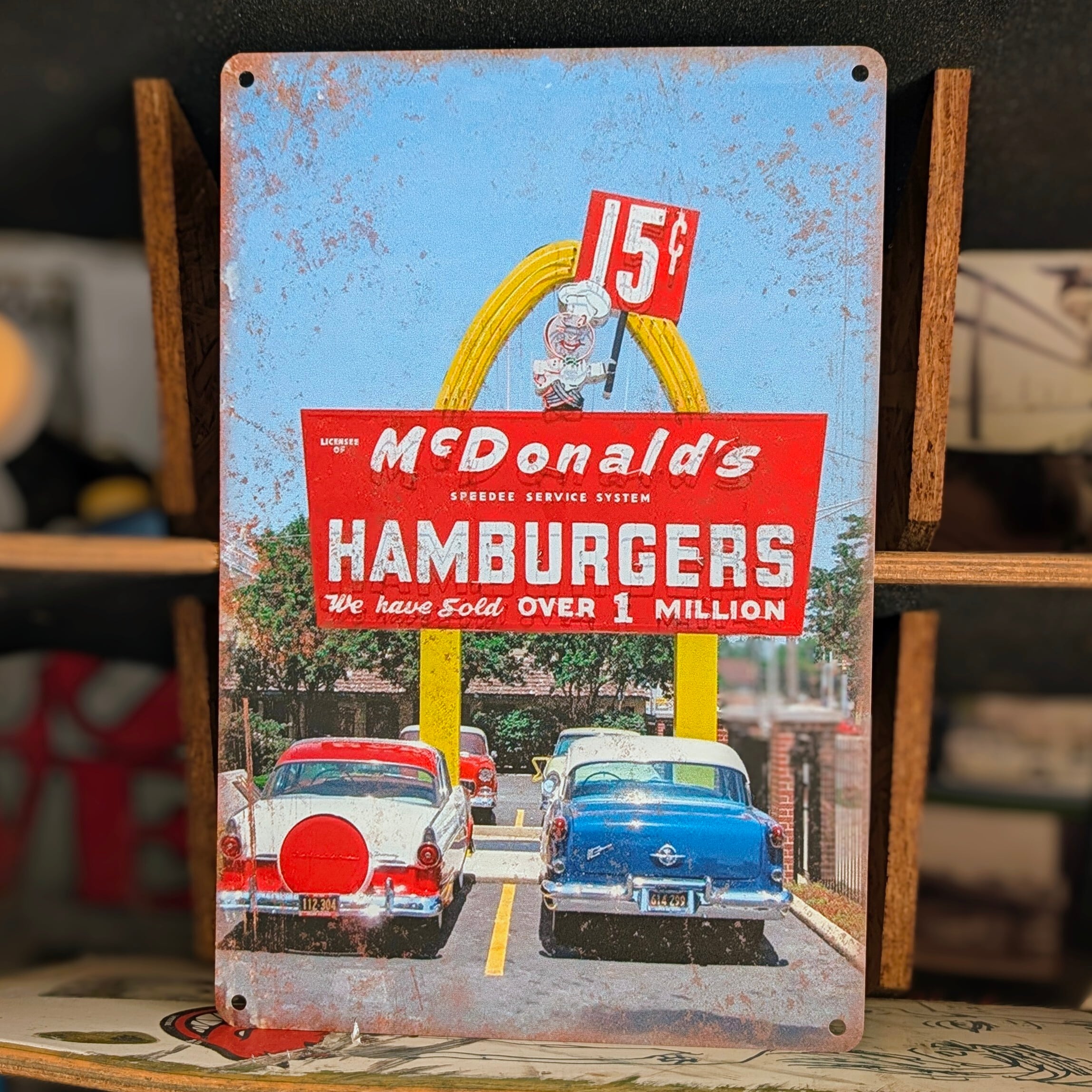 送料無料!ちょうどいいブリキ看板【 McDonald's( マクドナルド )】『 デスプレーンズ フランチャイズ1号店 』METAL SIGN / メタルサイン / ブリキ看板 / サインボード / ビンテージ加工 〚アメリカン雑貨 アメトイ〛