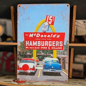送料無料!ちょうどいいブリキ看板【 McDonald's( マクドナルド )】『 デスプレーンズ フランチャイズ1号店 』METAL SIGN / メタルサイン / ブリキ看板 / サインボード / ビンテージ加工 〚アメリカン雑貨 アメトイ〛