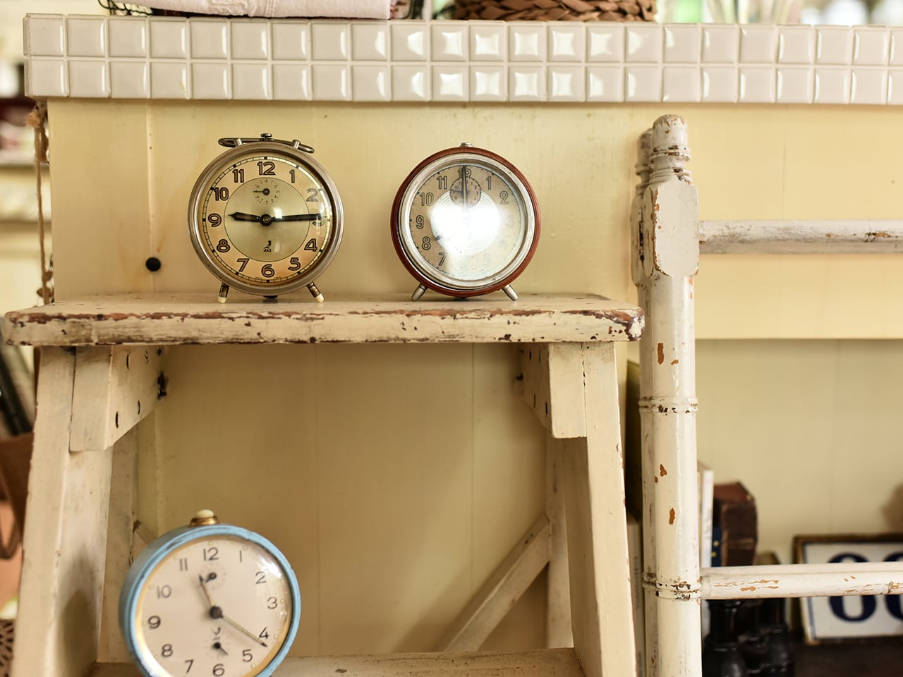 真鍮色がシックで雰囲気のあるJAZ 置き時計(実働)フレンチブロカント