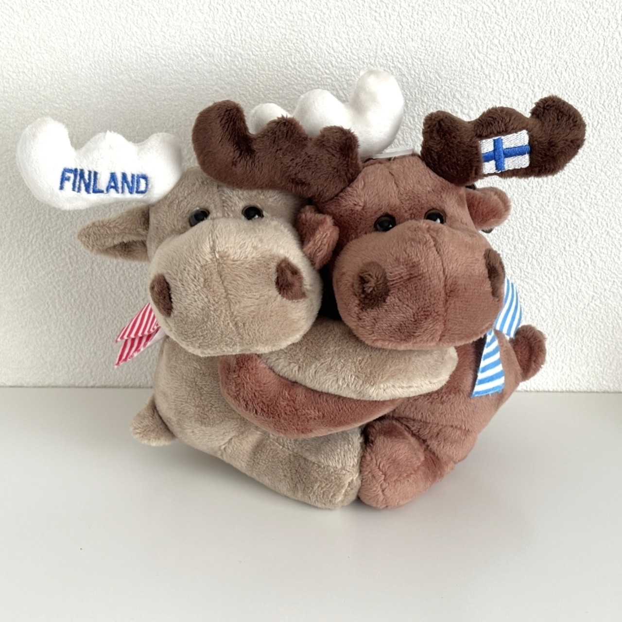 【NORDIC SOUVENIR】ハグするムースぬいぐるみ15cm・フィンランド