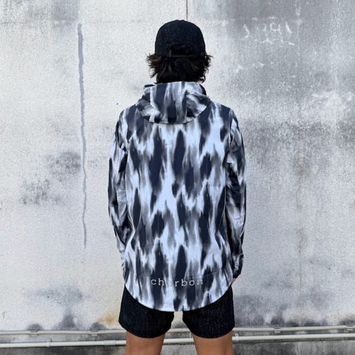 charbon / GRAPHIC NYLON PACKABLE HOODIE（BLACK） | 道がまっすぐ