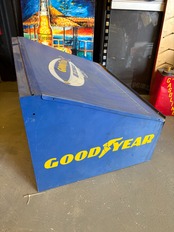 GOOD YEAR ホースボックス