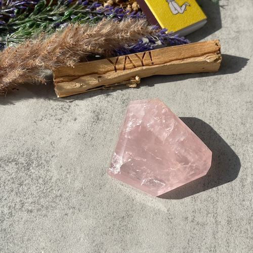 ブラジル・バイーア州産 ローズクォーツ ポリッシュ｜結晶の塊感が残る一点もの