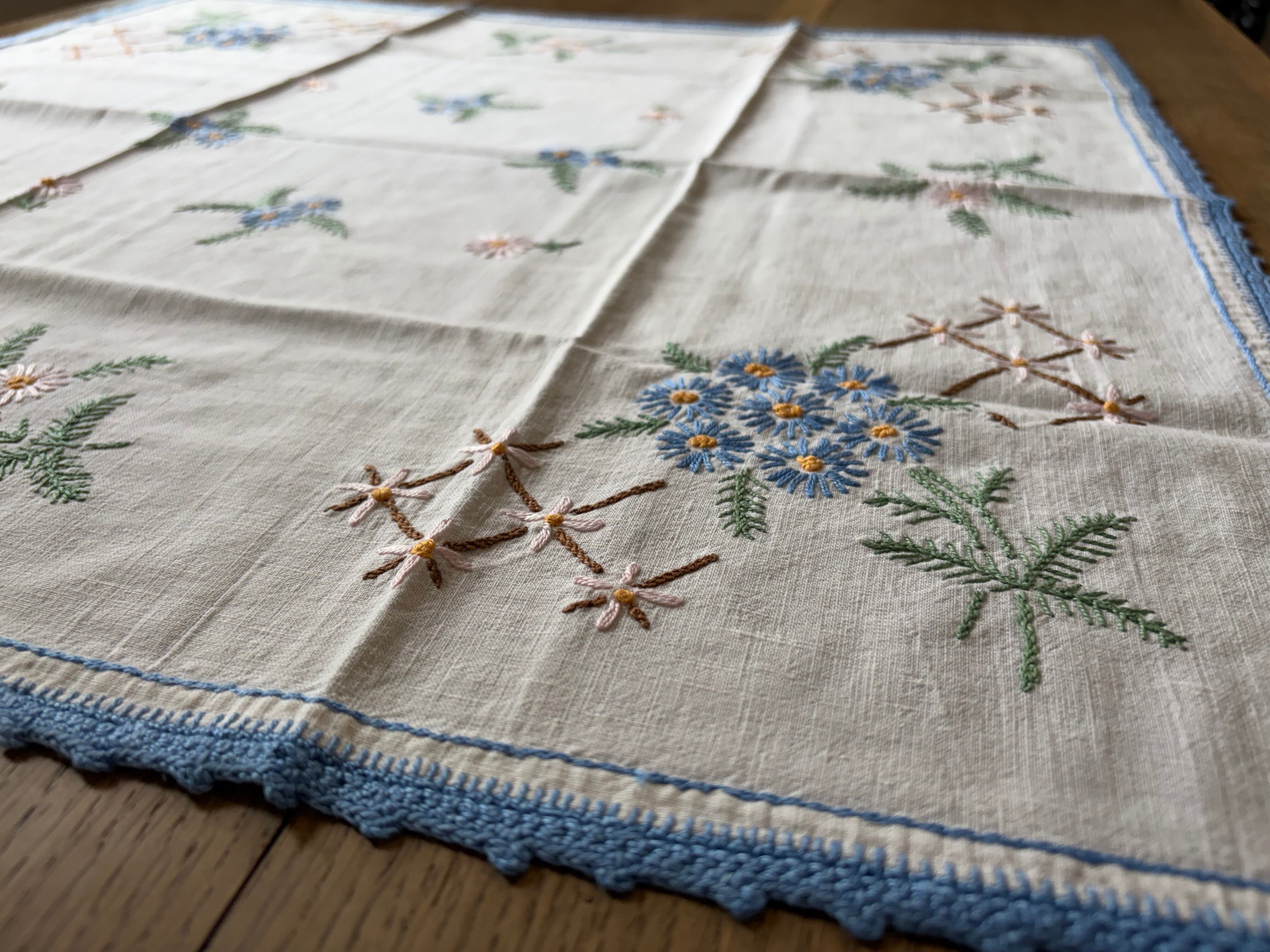 送料無料】フランスアンティーク テーブルクロス（64×62cm） 花柄刺繍