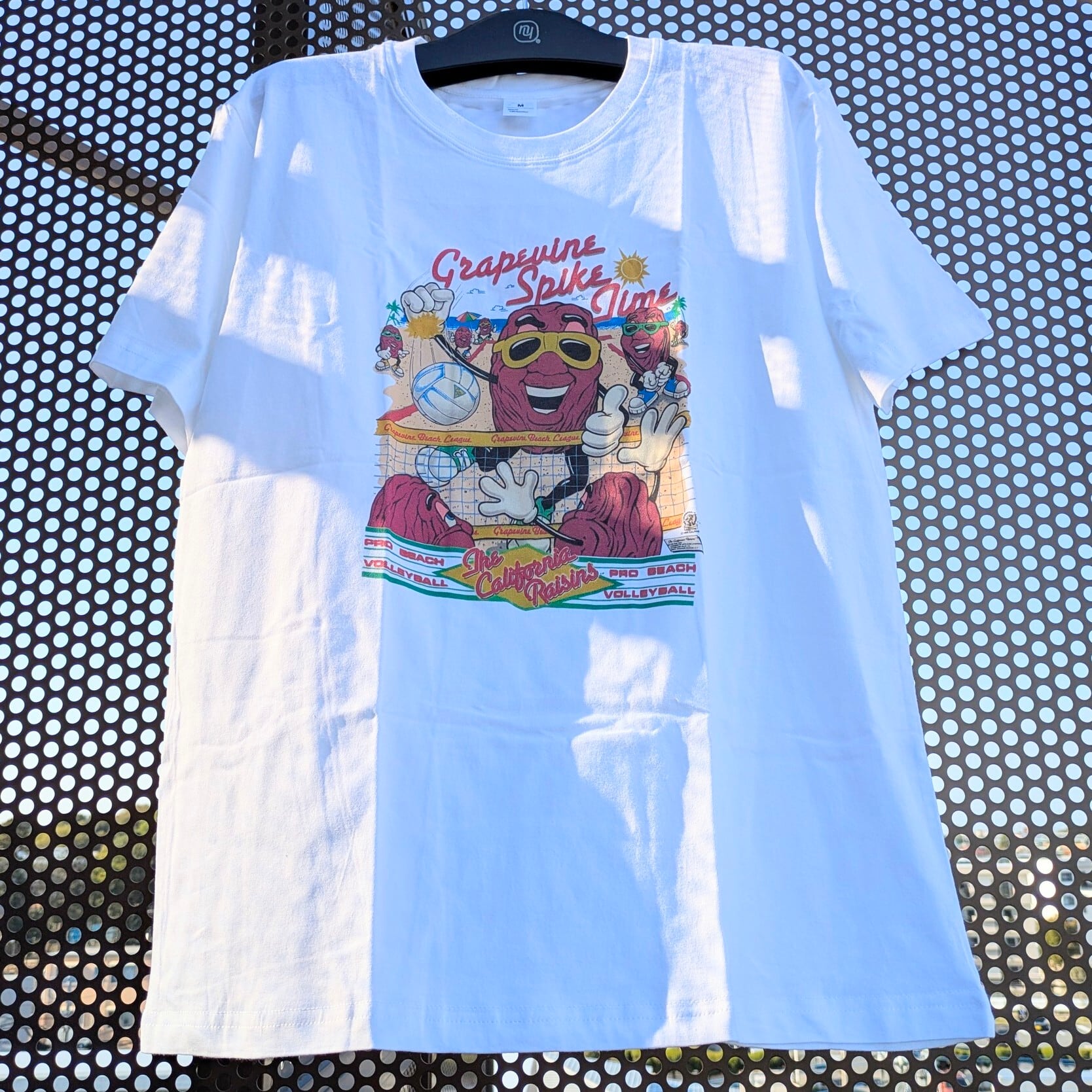 【 California Raisins( カリフォルニアレーズン )】『 Grapevine Spike Time 』/ Tシャツ / PRO BEACH VOLLEYBALL〚アメリカン雑貨 アメトイ〛