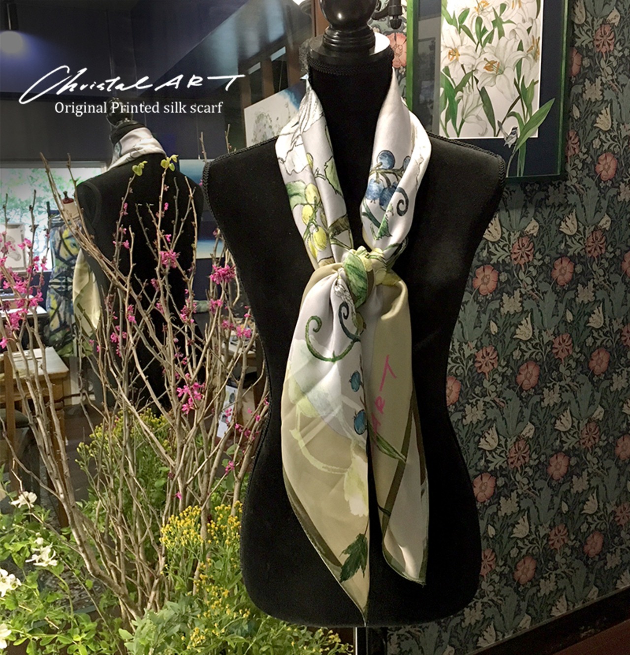 シルクスカーフ「ハチドリのいる庭」（アイボリー）100cm角