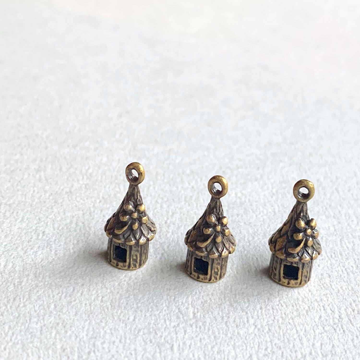 再入荷〉アンティーク風 とんがり屋根のお家チャーム | Dua