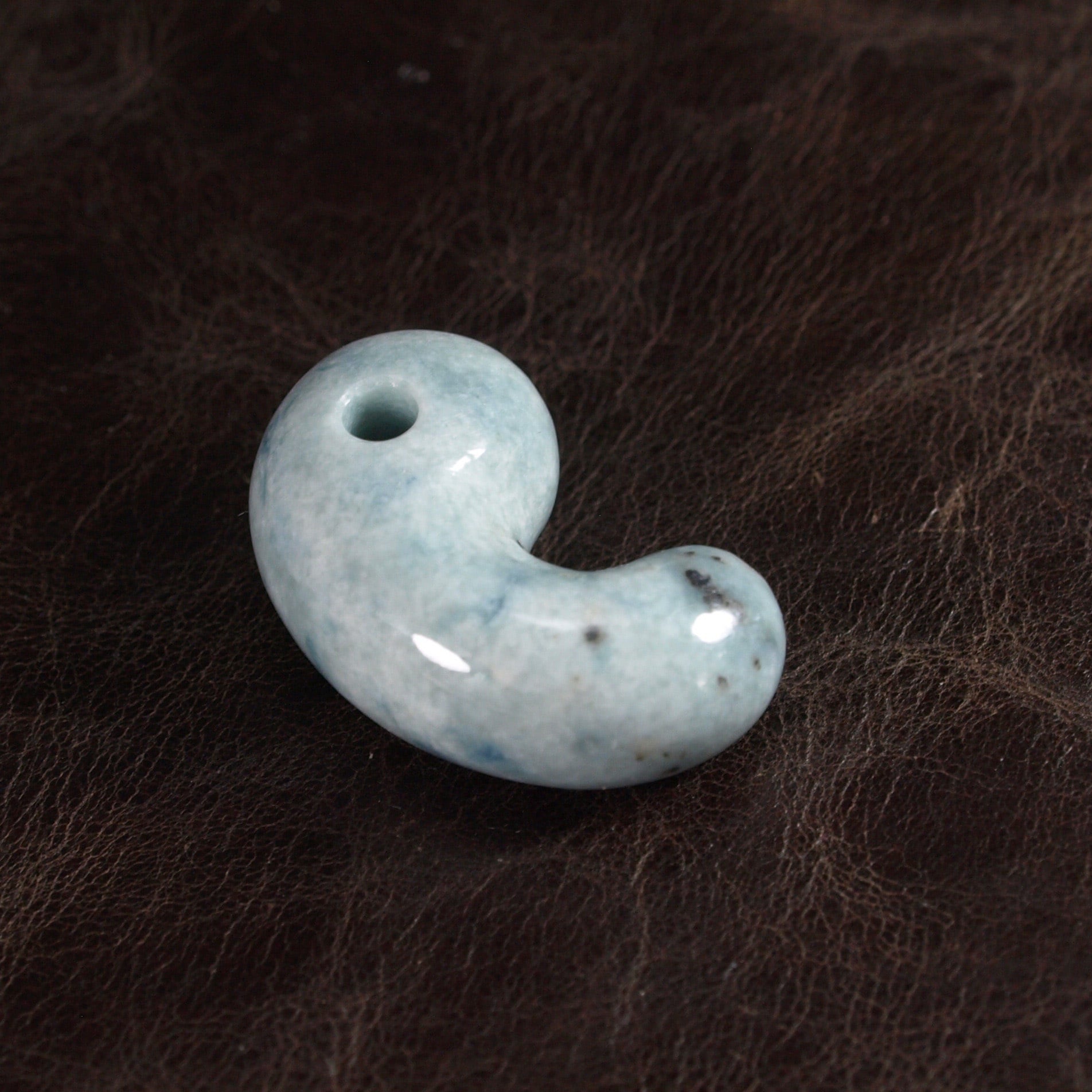 糸魚川翡翠 青翡翠 まがたま 勾玉 8.6g Small Blue Jadeite Magatam