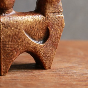 凛々しく立つ、ずっしりと力強い犬 1