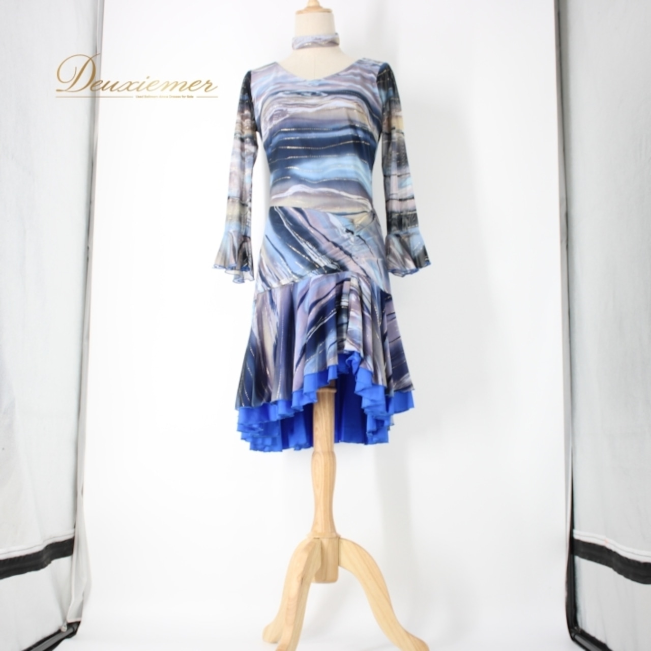 社交ダンス 衣装 スタンダード ラテン ワンピース パーティドレス U:NA ユーナ ブルー系 グレイ系 水色 青 ホワイト系 白 ゴールド系 長袖 タ舞台衣装 柄ドレス 複数色 おしゃれ かわいい ステージ衣装 エレガント 女性用 ファッション ドレスアップ ダンス用品 パーティーコスチューム 社交向け おそろいチョーカー付き 体型カバー 着心地良い 伸縮性抜群 生地感 各種イベント用