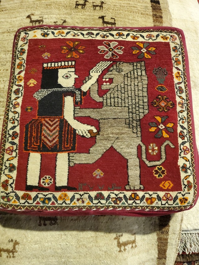 絨毯クエスト40【No.60】Cushion クッション ※現在、こちらの商品はイランに置いてあります。ご希望の方は先ずは在庫のご確認をお願いします。