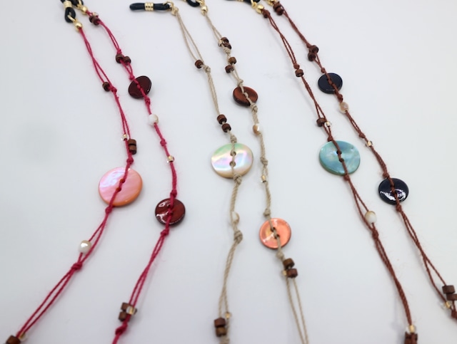 A704 貝ボタンとウッドビーズのメガネコード