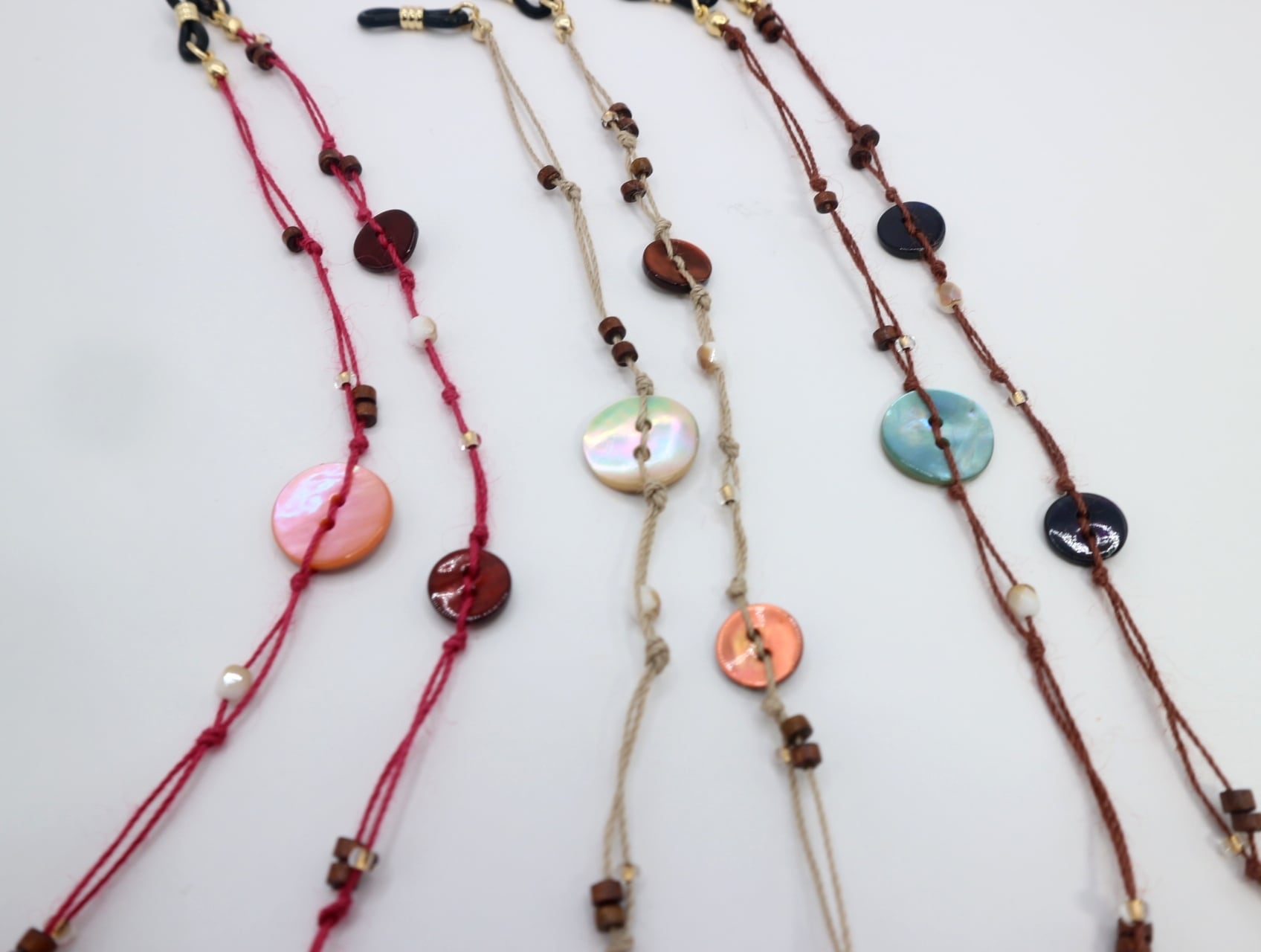 A704 貝ボタンとウッドビーズのメガネコード