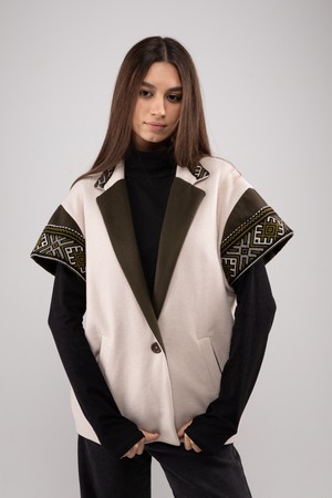 ウクライナ産プレミアムウール100%スリーブレスジャケット（白）平行縫い　手刺繍