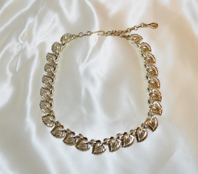 VINTAGE "CORO" white gold color necklace