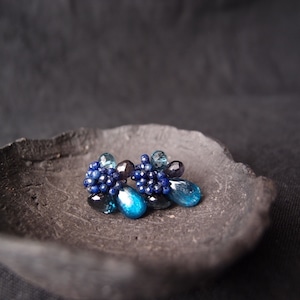 【天然石刺繍／ピアス】Peacock Blue Kyanite × Londonblue Topaz × Lapis Lazuli Earrings