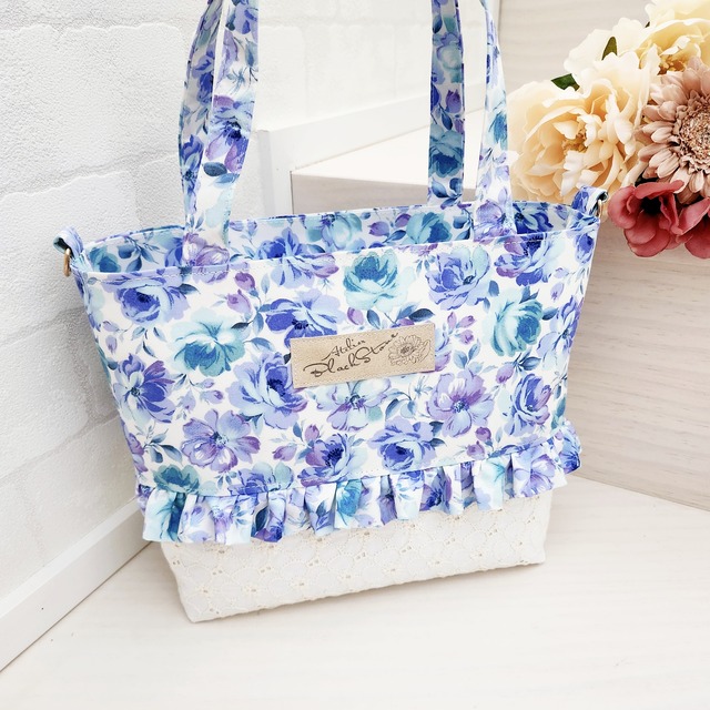 ブルーローズとアネモネ刺繍のフリルトートバッグ୨୧