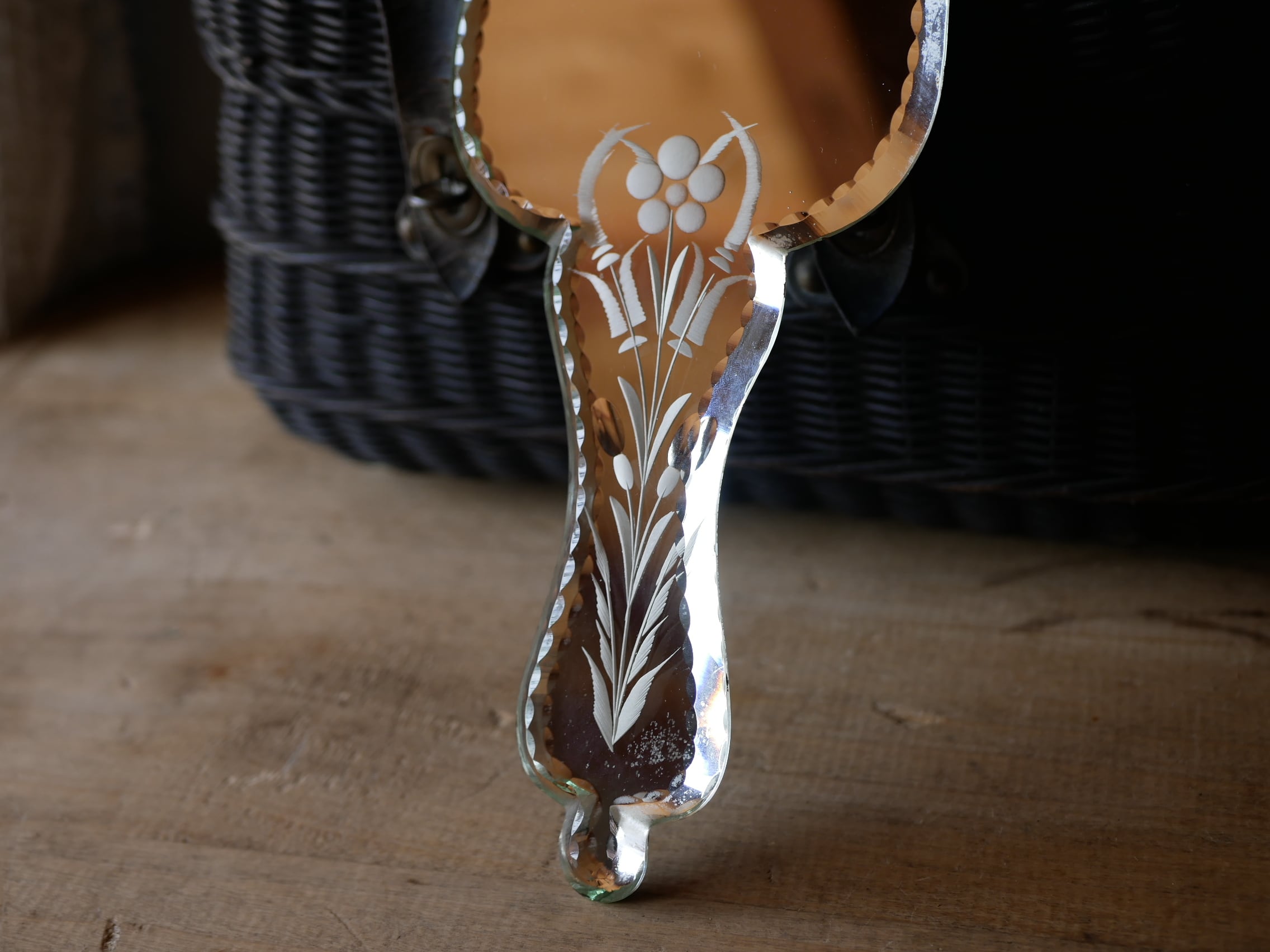 面取りガラス 手鏡 ミラー フランスヴィンテージ アンティークのある