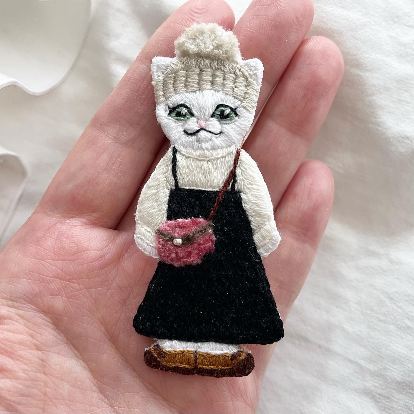 フワフワニット帽の冬の装い猫ちゃん手刺繍ブローチ【白猫 フワフワニット帽の冬の装い猫ちゃん手刺繍ブローチ【白猫