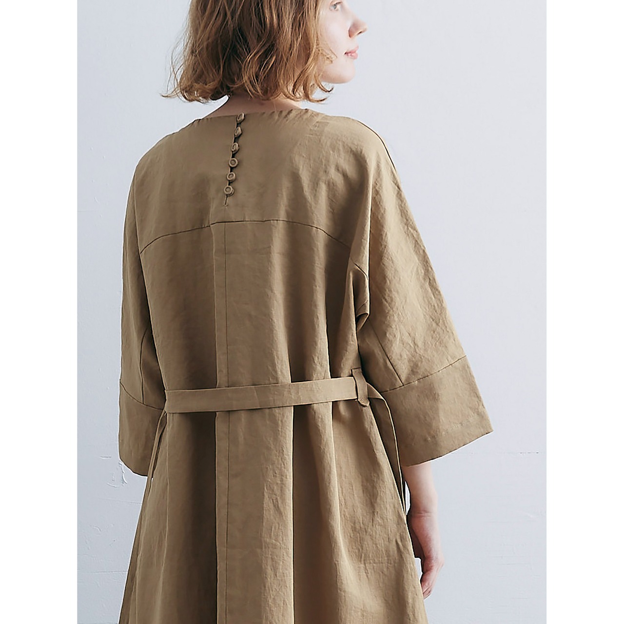 MAGALI コットンヘンプ.ウェザー バックボタンワンピース ベージュ  