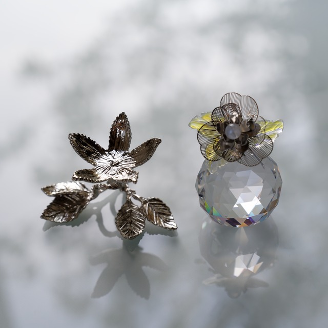 【シルバー】薔薇の台座とフラワーの置き型サンキャッチャー＊ロイヤルブルームーンストーン入り