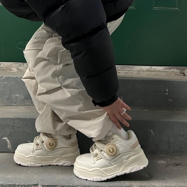 【予約販売】スニーカー 韓国 メンズ ゴツ底 太紐 厚底 靴 白 オフホワイト ブラック 黒 デザイン お洒落 カジュアル ストリート スケボー スケーター ダンス 24.5cm/25cm/25.5cm/26cm/26.5cm/27cm