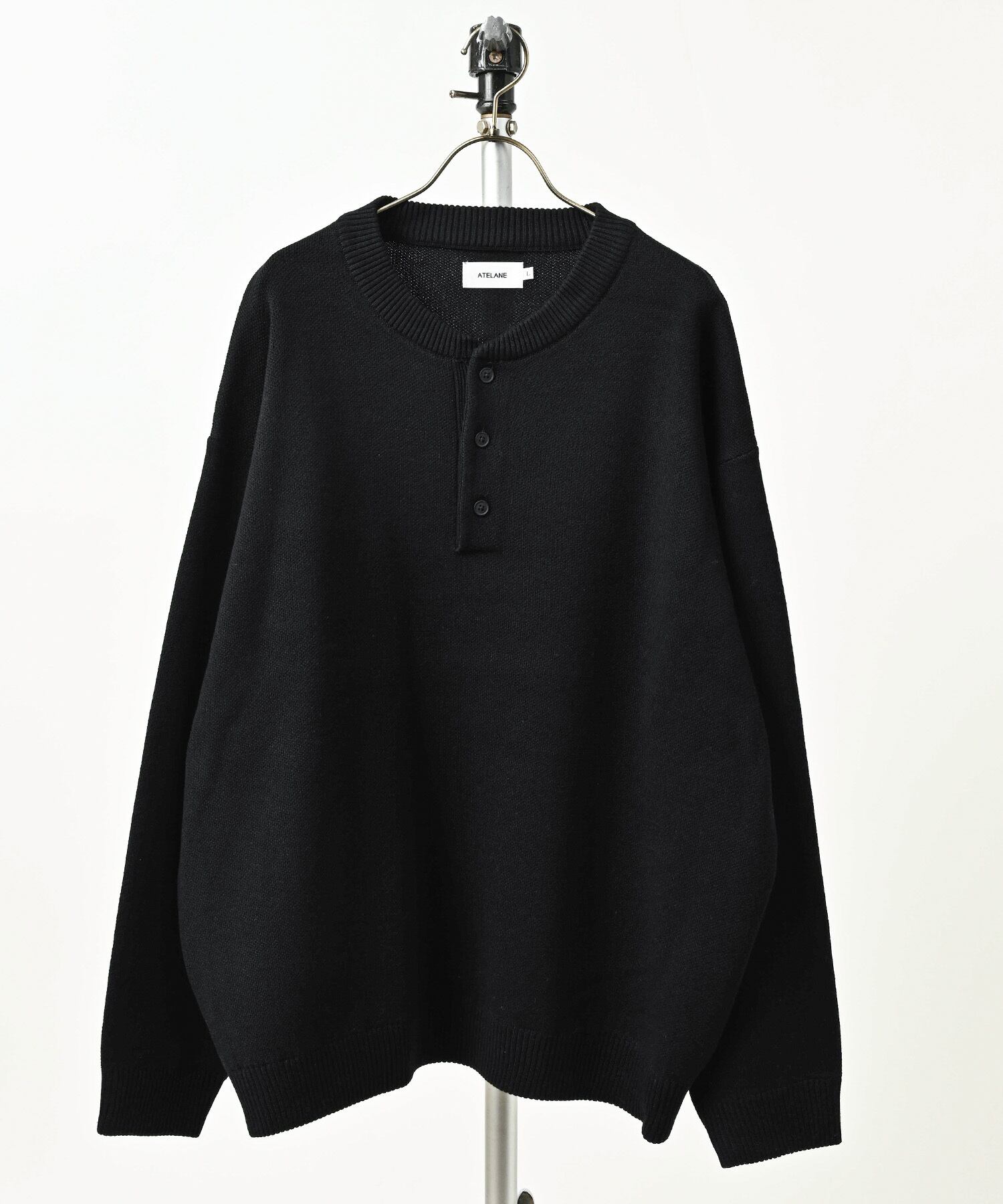 ATELANE Acrylic/Cotton Double Jacquard Sweatshirt-Style Henley Neck (BLK) 26A-21010