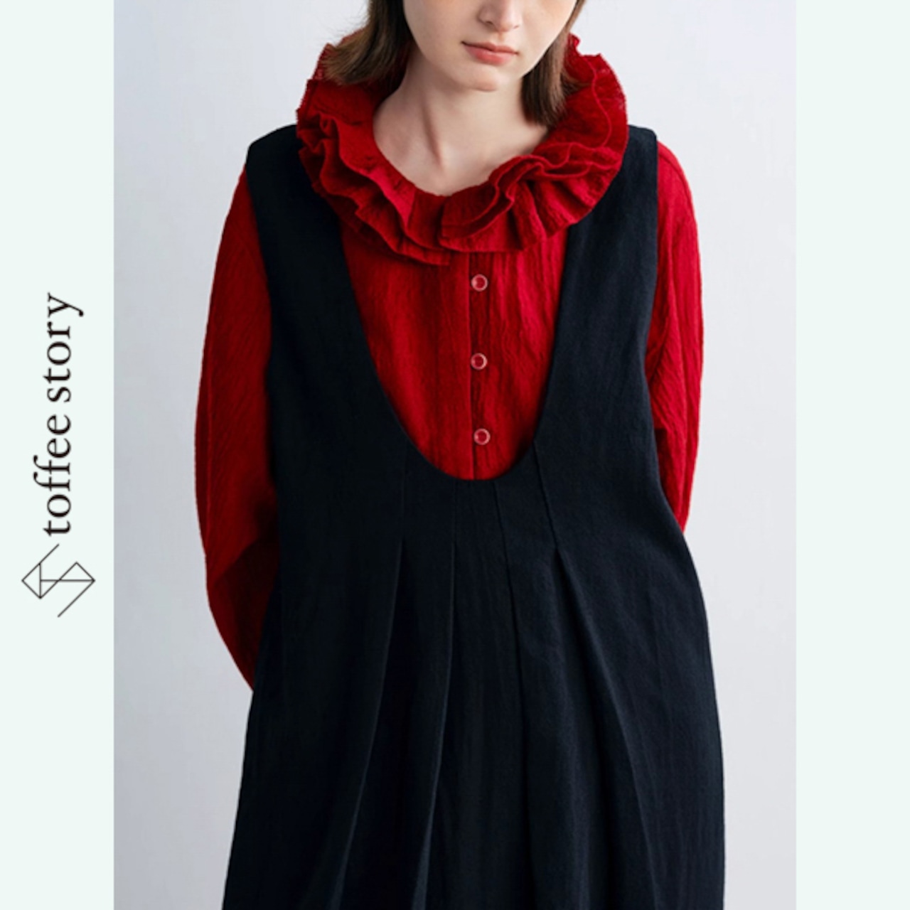 静かな黒を纏う、深めUネックワンピース 《P0289》