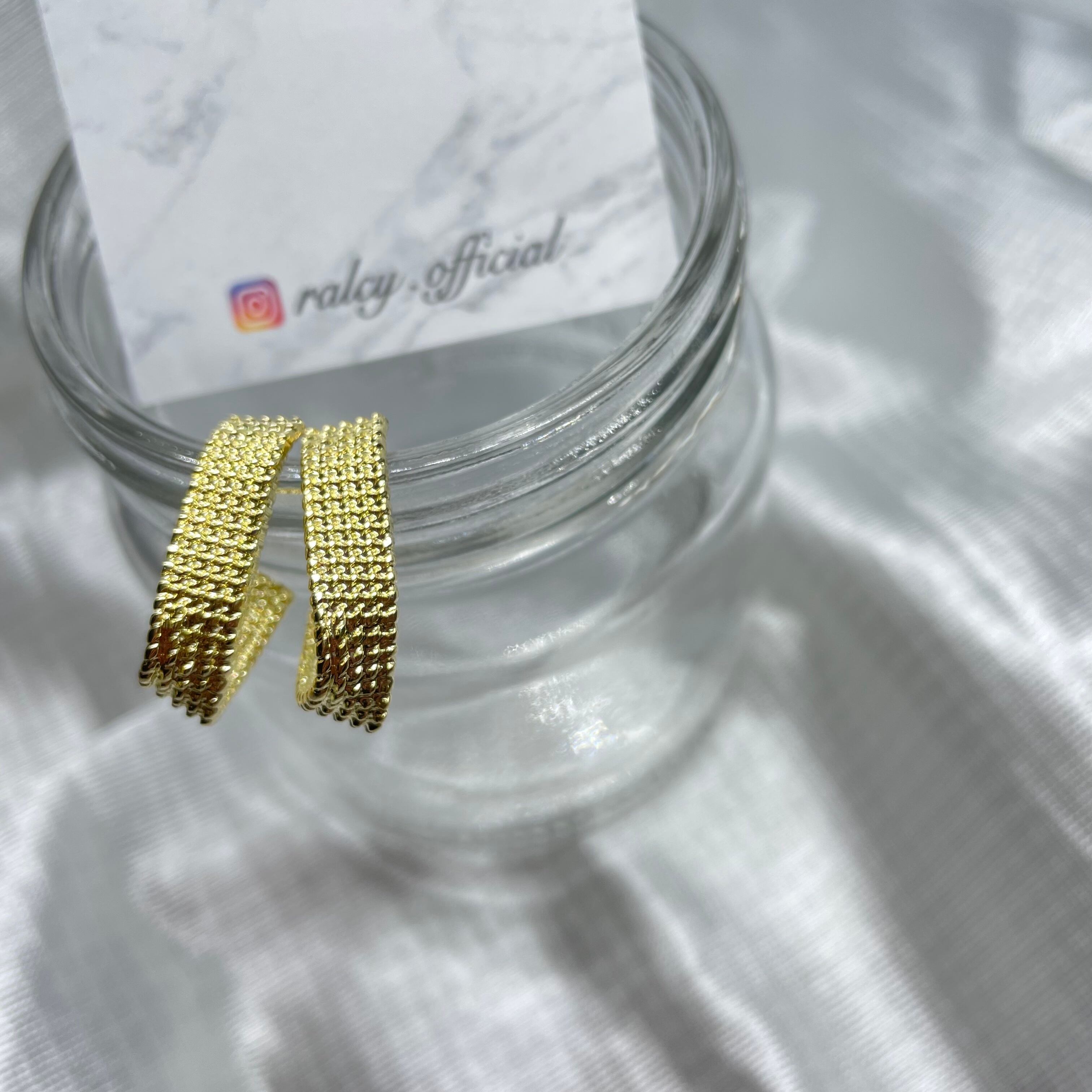 変形ゴールドピアス