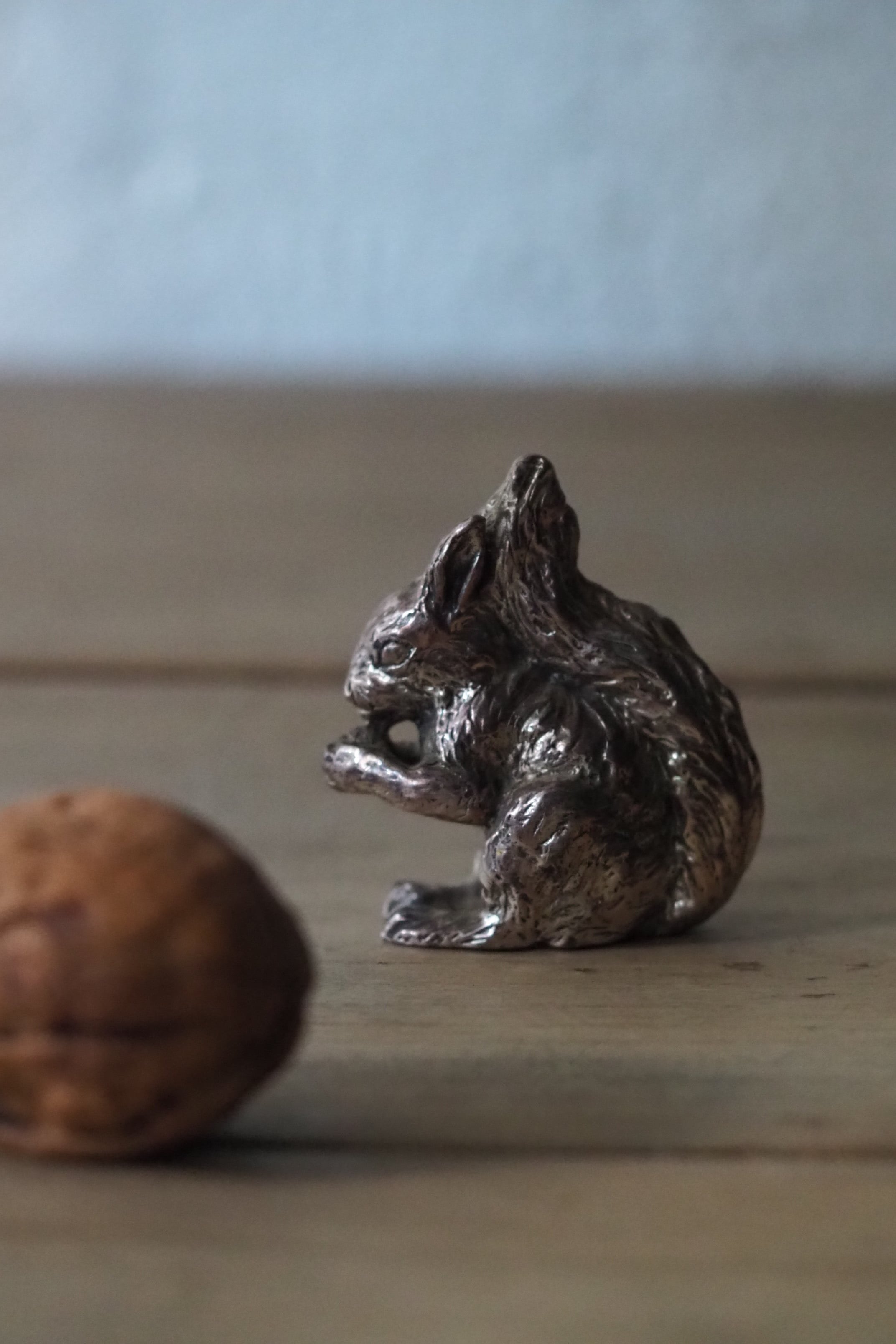 大事にナッツを抱えるリス-vintage cast iron squirrel objet
