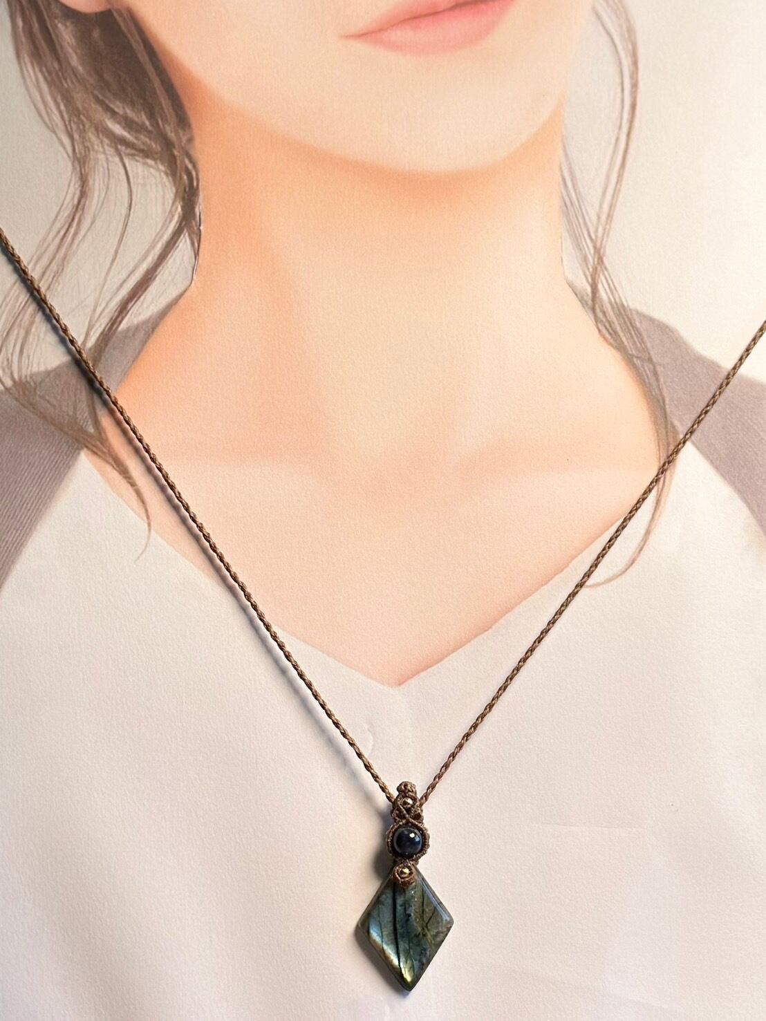 『奏蒼』ラブラドライトとサファイアのマクラメペンダントネックレス 奏蒼』ラブラドライトとサファイアのマクラメペンダント