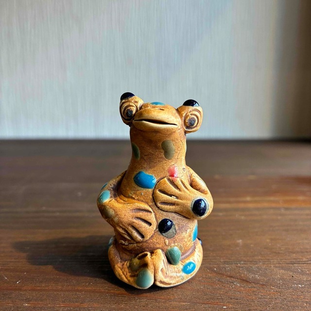 カラフルな「お座りカエル」D