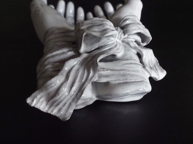 Etrange petite piece 401  手のオブジェ