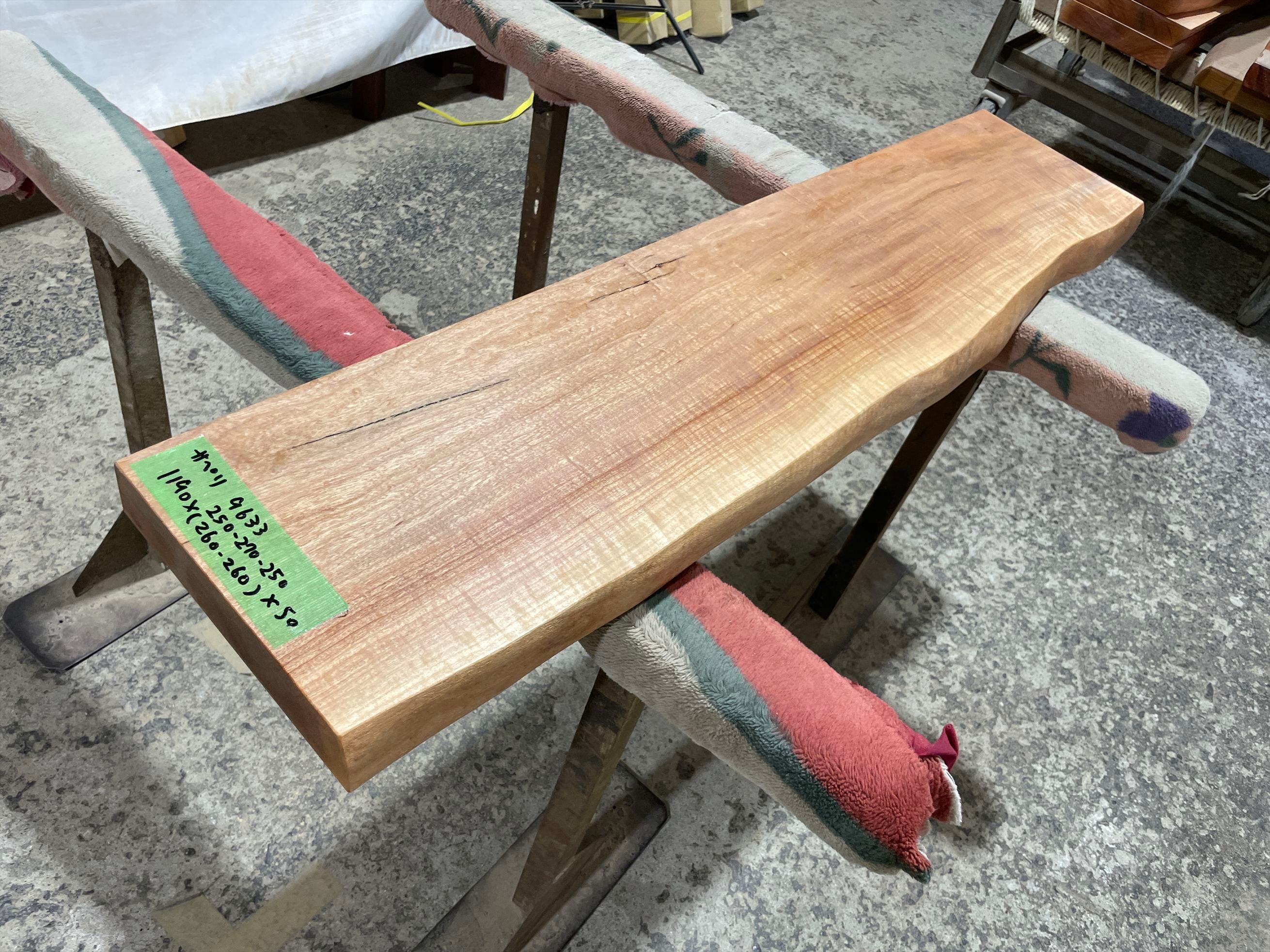 サペリ9633 一枚板無垢 乾燥材 1190x250-270-250x50mm ウレタン塗装 カウンター スツール デスク ローテーブル センターテーブル